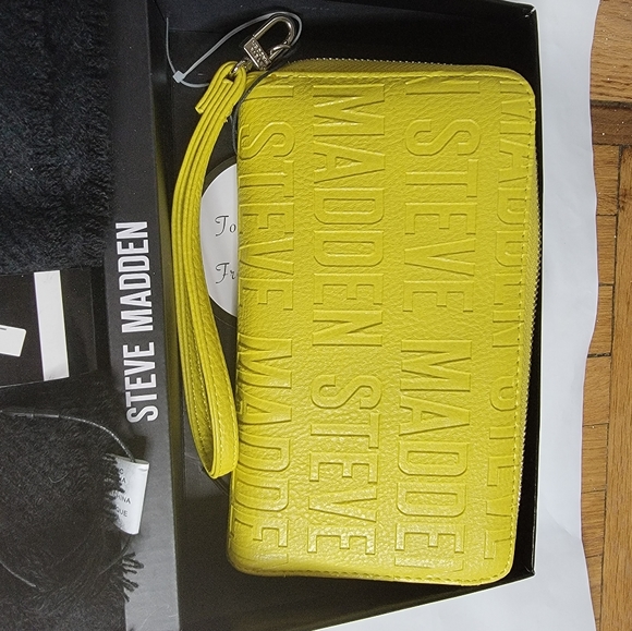 * SOLD* Steve Madden Wrislet Wallet and Scarf Set - Picture 5 of 8